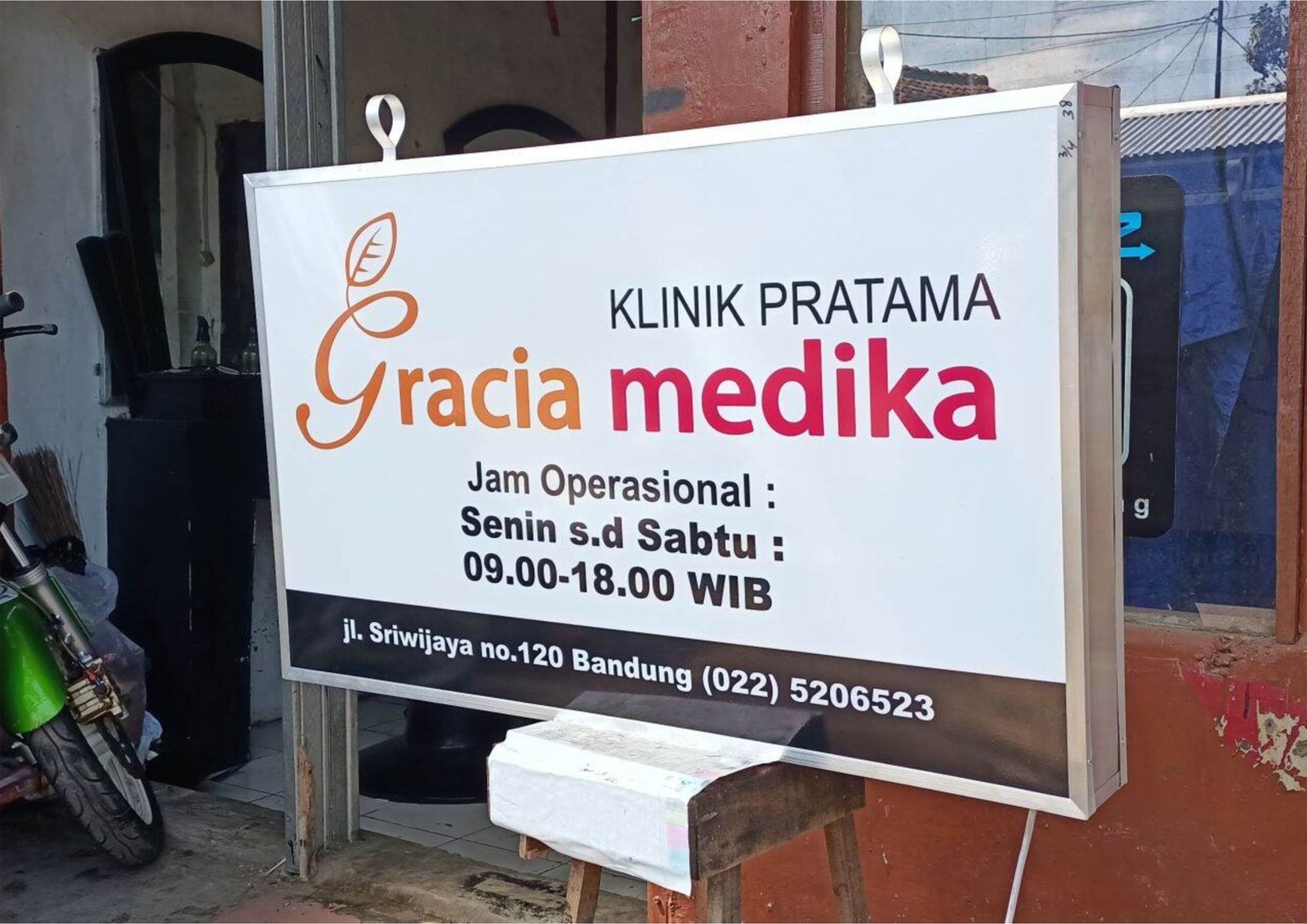 Neon Box Toko Obat Jogja